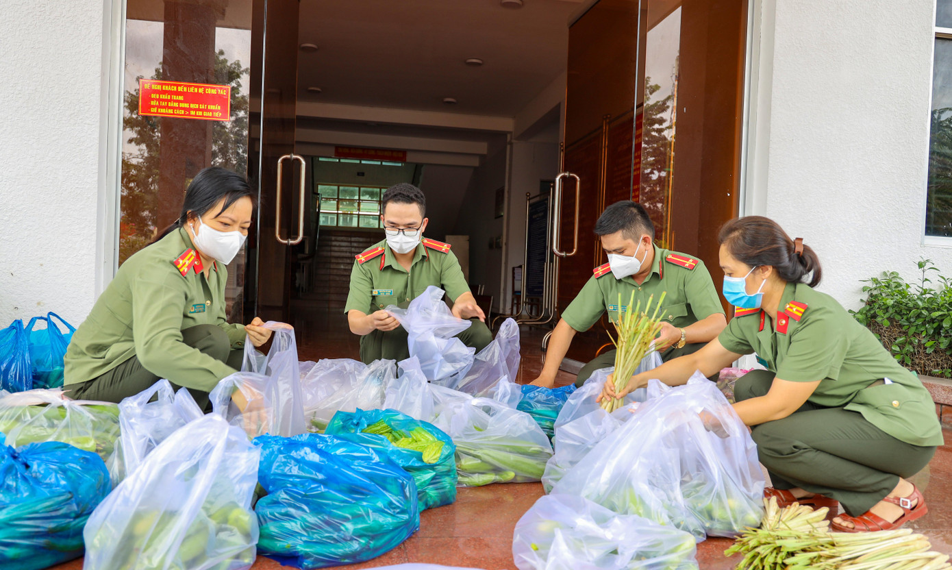 Trước đó, chiều ngày 1/9 Đoàn Thanh niên, Hội Phụ nữ, Công đoàn Công an TP Cần Thơ đã hỗ trợ 1 tấn gạo cho UBND phường Cái Khế (quận Ninh Kiều, TP Cần Thơ) và nhiều phần quà cho người lao động bị ảnh hưởng dịch COVID-19 đang ở trọ trên địa bàn phường.