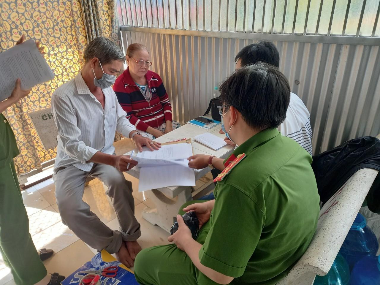 Khám xét nơi ở của Lê Tấn Hảo. Khám xét nơi ở của Lê Tấn Hảo.