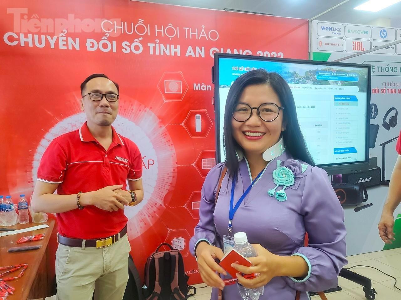 Đại biểu tham quan, trải nghiệm những sản phẩm trưng bày, triển lãm liên quan chuyển đổi số trong khuôn khổ hội thảo - Ảnh: Kim Hà.