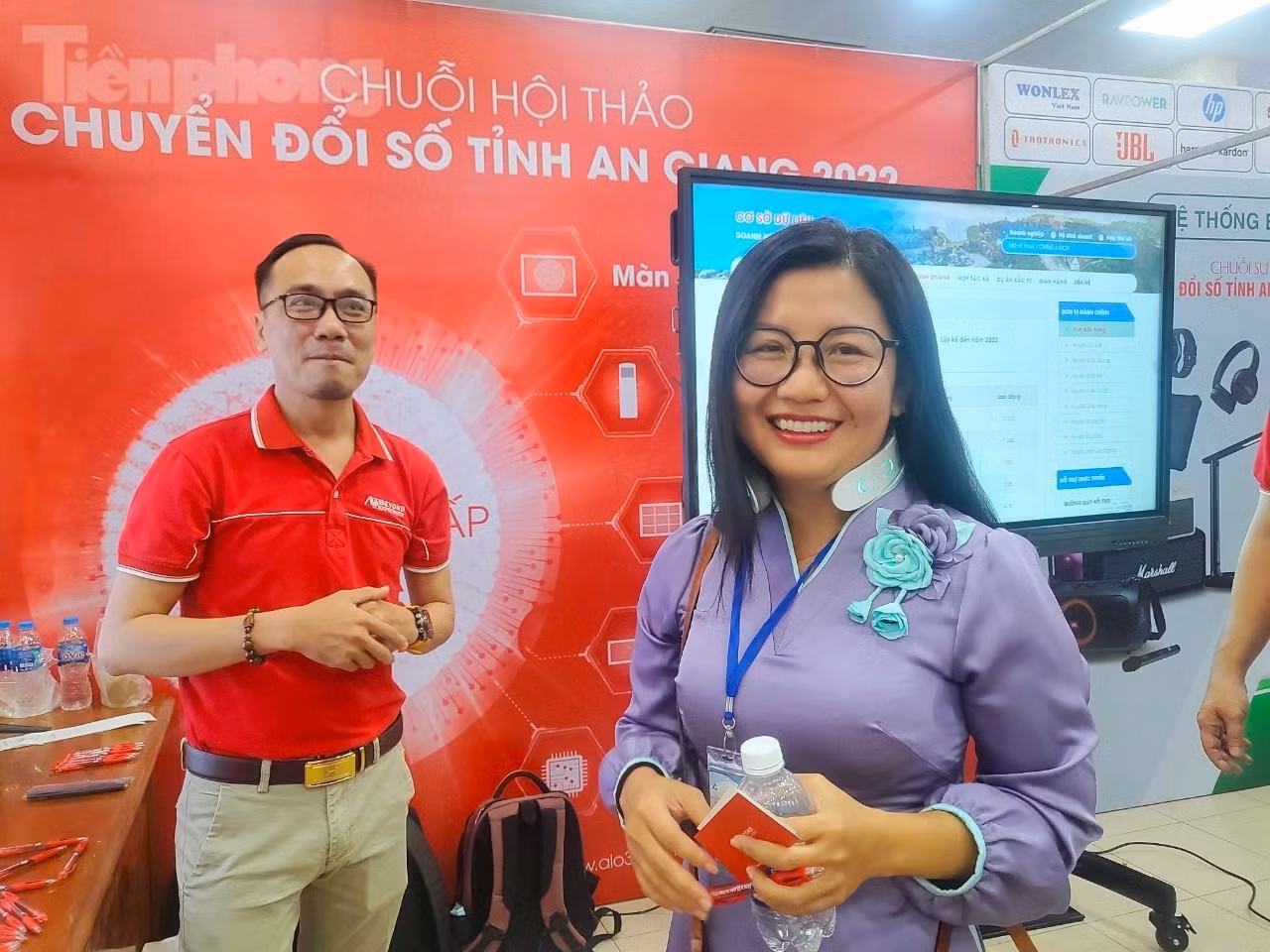 Đại biểu tham quan, trải nghiệm những sản phẩm trưng bày, triển lãm liên quan chuyển đổi số trong khuôn khổ hội thảo - Ảnh: Kim Hà. Đại biểu tham quan, trải nghiệm những sản phẩm trưng bày, triển lãm liên quan chuyển đổi số trong khuôn khổ hội thảo - Ảnh: Kim Hà.