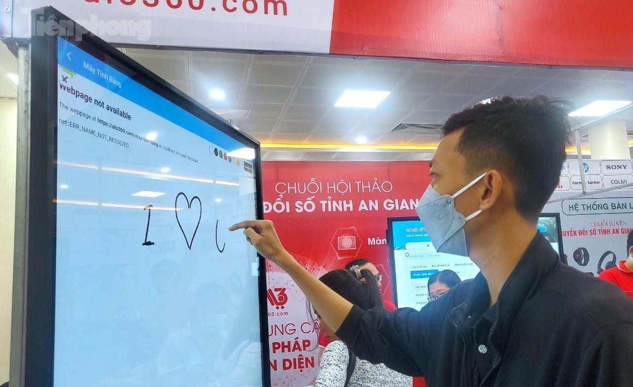 Bạn sinh viên trải nghiệm một sản phẩm công nghệ - Ảnh: Kim Hà.