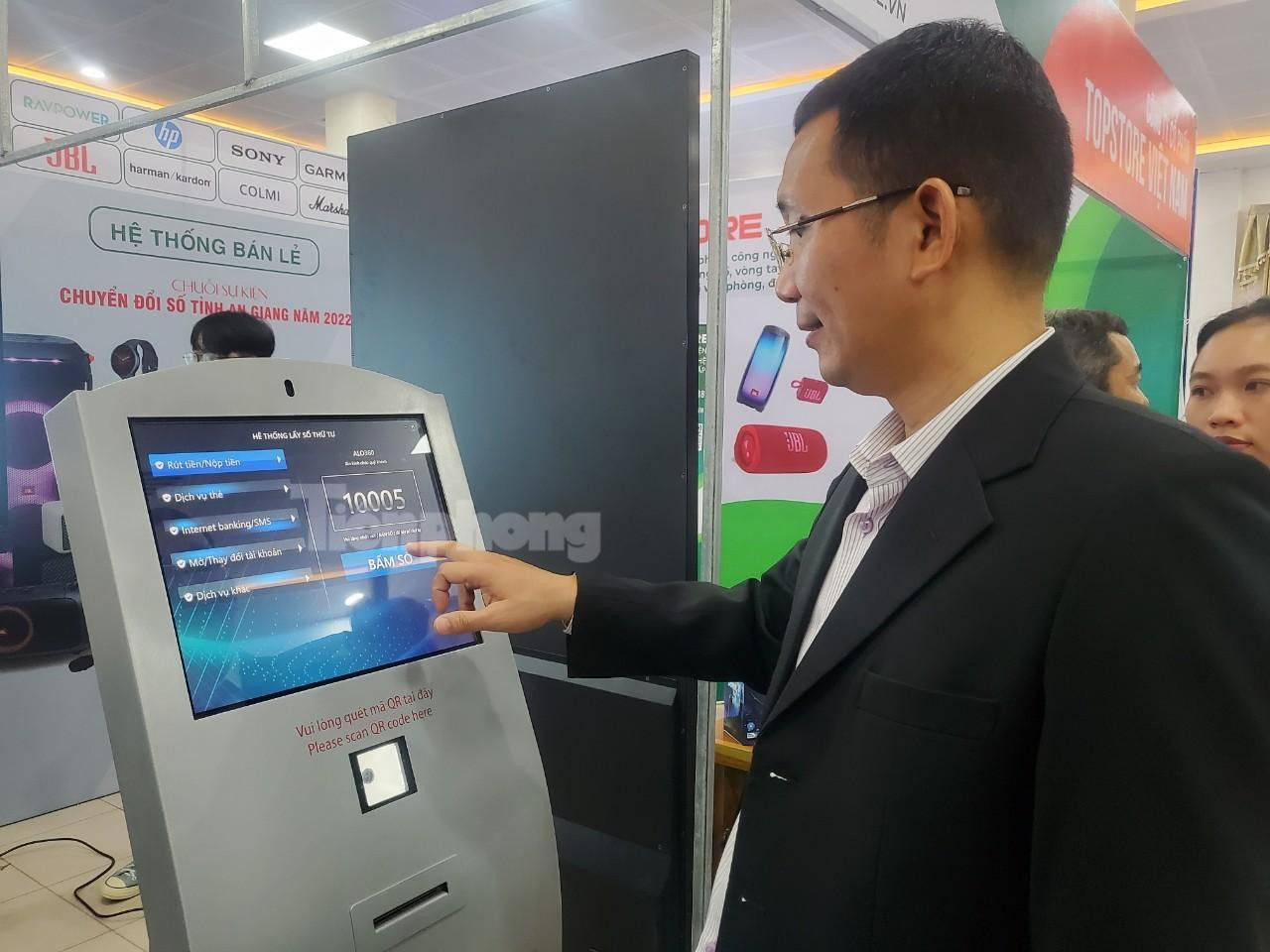 Máy lấy số tự động được trưng bày tại hội thảo - Ảnh: Kim Hà.