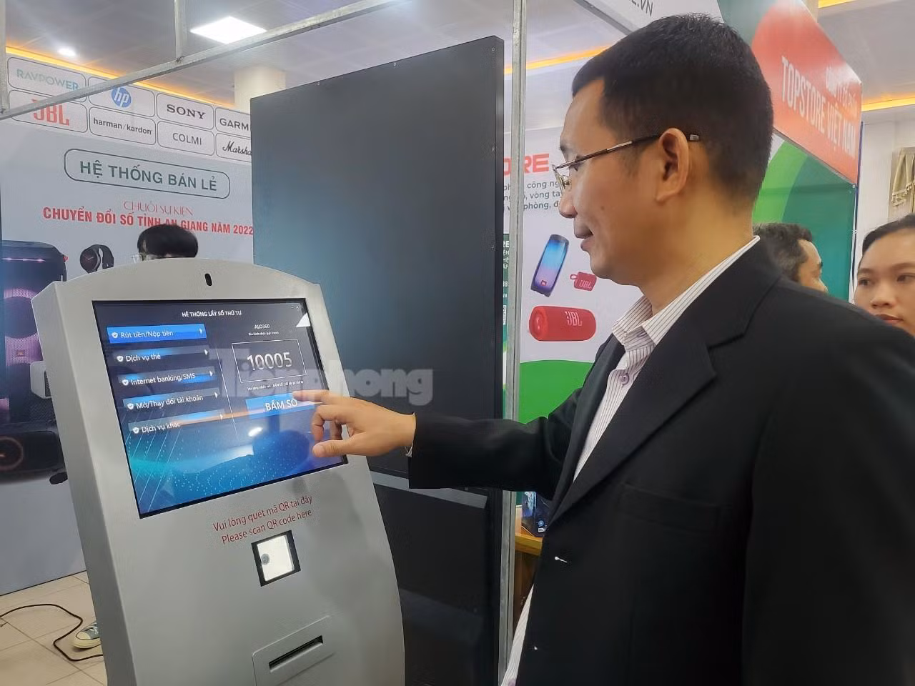 Máy lấy số tự động được trưng bày tại hội thảo - Ảnh: Kim Hà. Máy lấy số tự động được trưng bày tại hội thảo - Ảnh: Kim Hà.