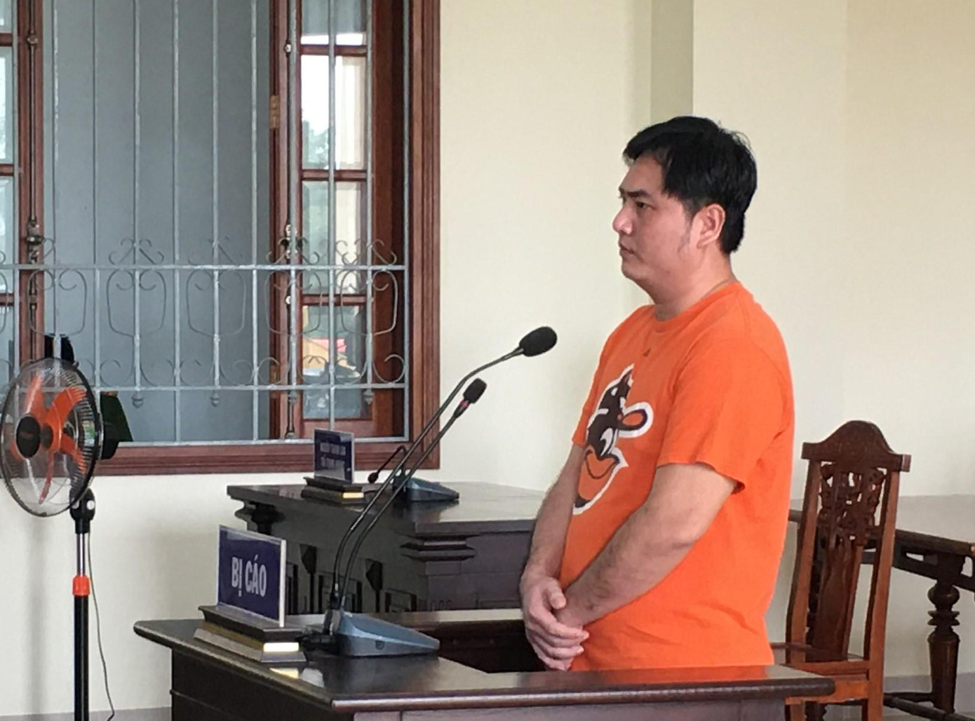 Khưu Bình tại phiên tòa. Khưu Bình tại phiên tòa.