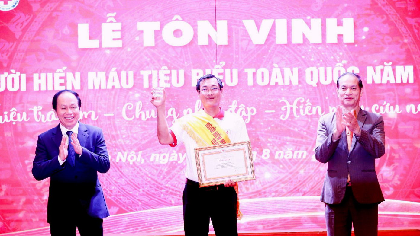 Anh Nguyễn Văn Dương nhận Bằng khen tại Lễ Tôn vinh Người hiến máu tiêu biểu toàn quốc năm 2022.