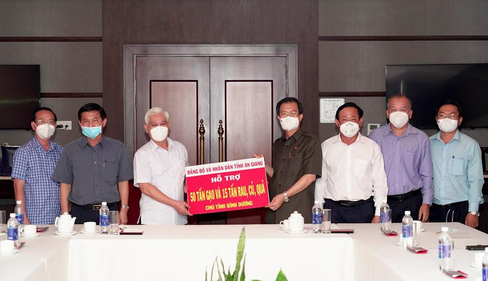 Trao tặng tỉnh Bình Dương.