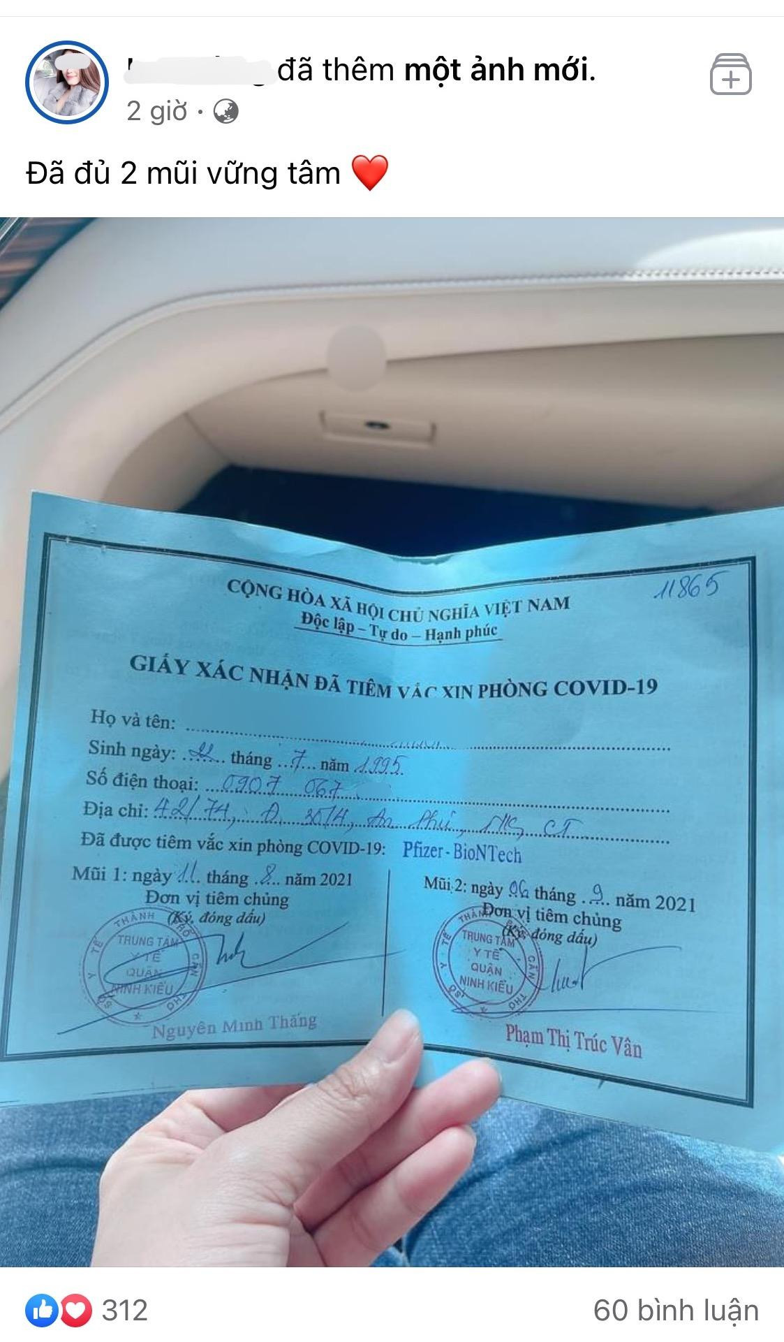 Dòng trạng thái kèm theo hình chụp giấy xác nhận tiêm chủng mà H. đã đăng tải - Ảnh: Người dân cung cấp. Dòng trạng thái kèm theo hình chụp giấy xác nhận tiêm chủng mà H. đã đăng tải - Ảnh: Người dân cung cấp.