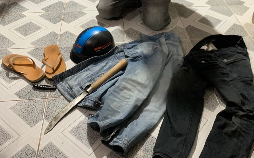 Các vật dụng, hung khí mà Dũng Em dùng để cướp tiệm vàng - Ảnh: CACC. Các vật dụng, hung khí mà Dũng Em dùng để cướp tiệm vàng - Ảnh: CACC.