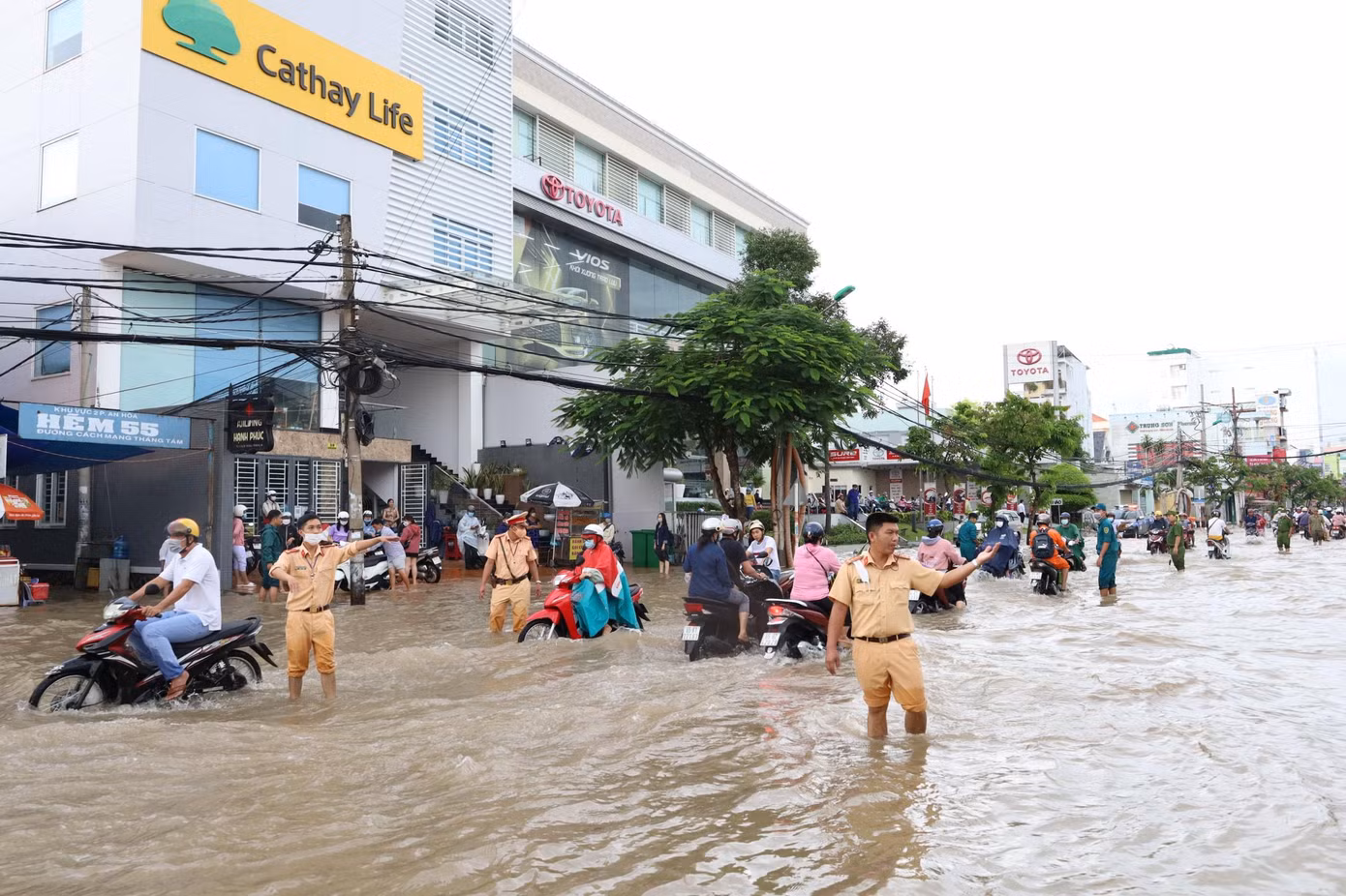 Lực lượng Công an TP Cần Thơ hỗ trợ, điều tiết giao thông trong "biến nước". Lực lượng Công an TP Cần Thơ hỗ trợ, điều tiết giao thông trong "biến nước".