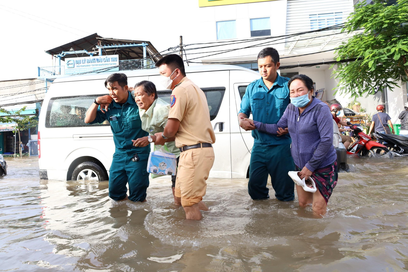 Dự báo, tình hình triều cường vẫn còn diễn biến phức tạp cao hơn mức báo động III, thời tiết xấu và mưa nhiều. Dự báo, tình hình triều cường vẫn còn diễn biến phức tạp cao hơn mức báo động III, thời tiết xấu và mưa nhiều.