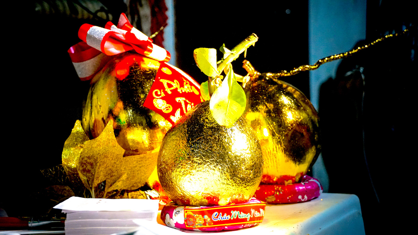 Trái cây dát vàng sau khi thành phẩm. Những ngày cận Tết Quý Mão 2023, chị Phước đang tất bật ngày đêm để hoàn thành 100 cặp dừa, bưởi theo đơn đặt hàng của khách. Theo đó, dừa dát vàng có giá dao động từ 200.000 - 300.000 đồng/cặp, bưởi dát vàng có giá từ 300.000 - 370.000 đồng/cặp.