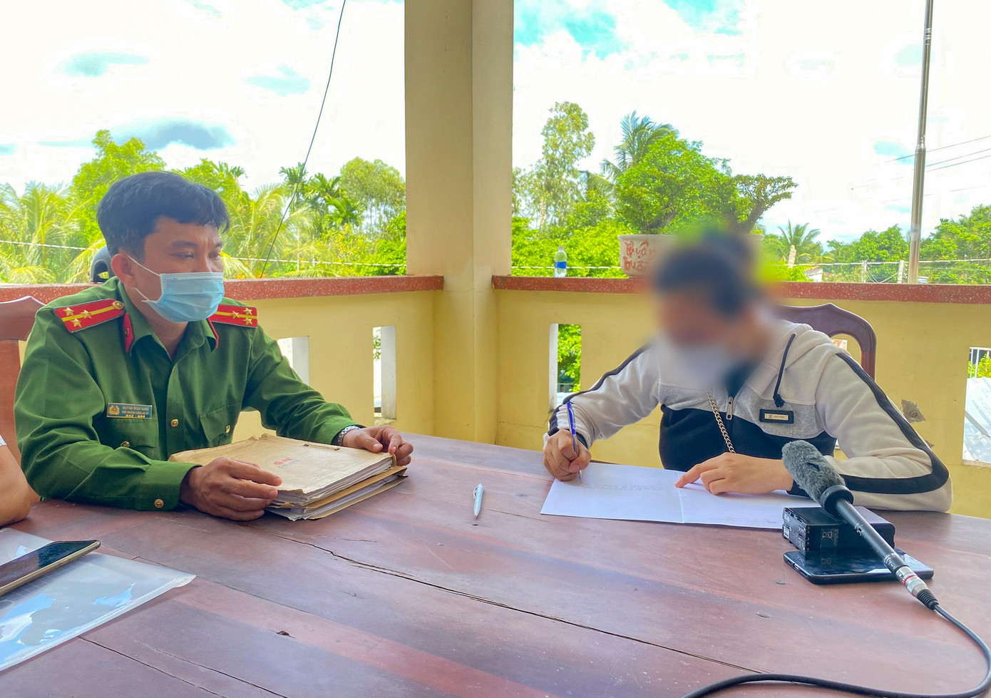 C. tại trụ sở công an.