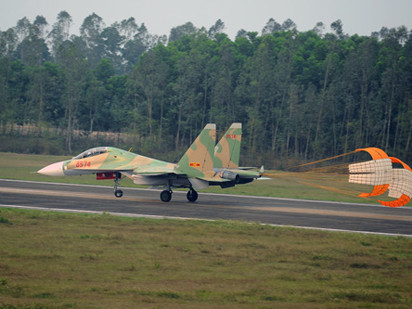 Hoàn thành buổi bay, Su-30 bung dù để giảm tốc khi hạ cánh