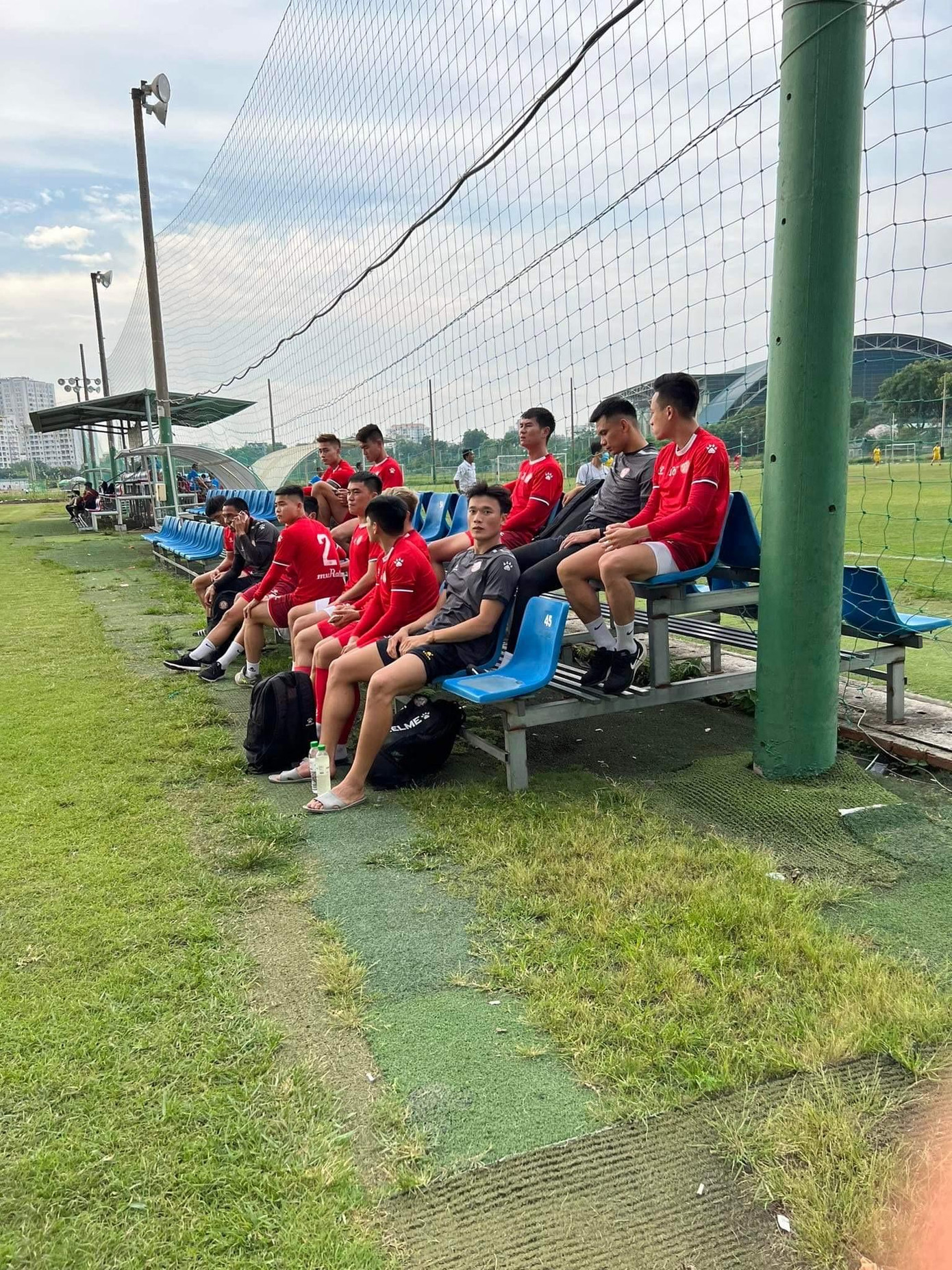 Các cầu thủ TPHCM đến sân nhưng không tham gia tập luyện chiều 7/4