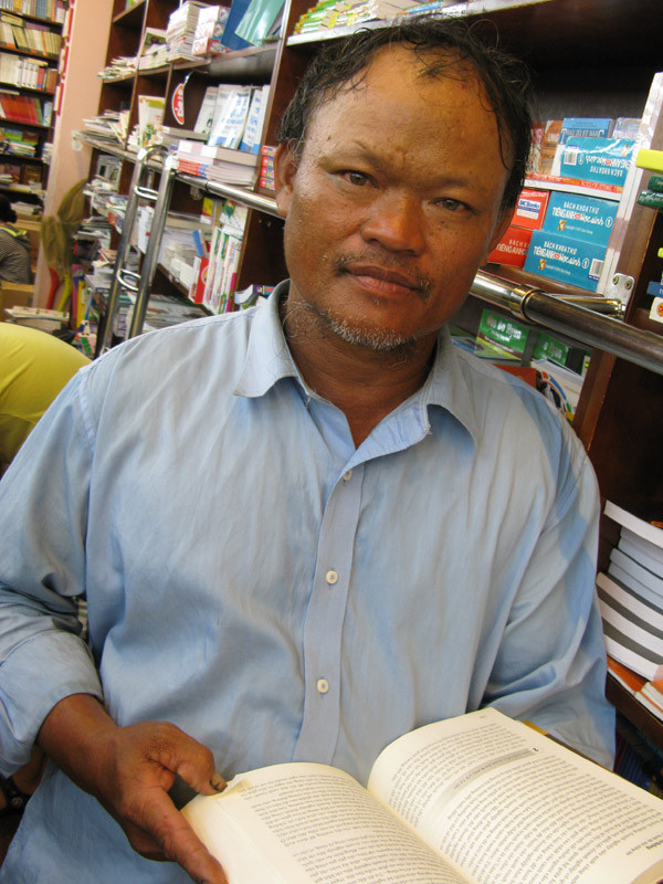 Anh xe ôm nghiền sách ảnh 3