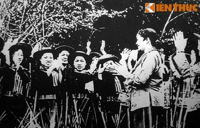 Ai là nữ chiến sĩ Việt Nam đầu tiên được phong cấp tướng?