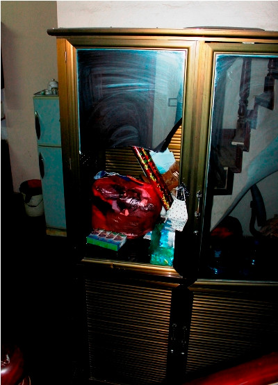 Nhóm côn đồ còn hung hăng đập pha đồ đạc trong gia đình nạn nhân. Nhóm côn đồ còn hung hăng đập pha đồ đạc trong gia đình nạn nhân