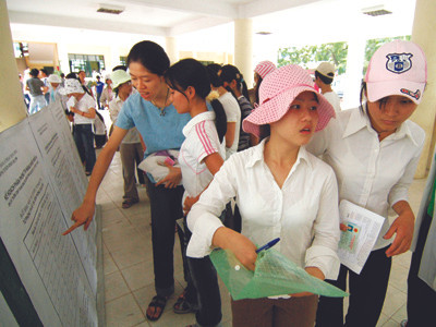 Đợt thi cao đẳng lần này được đánh giá là có tỷ lệ chọi khá cao do thí sinh thi phòng trượt đại học Ảnh: Hồng Vĩnh