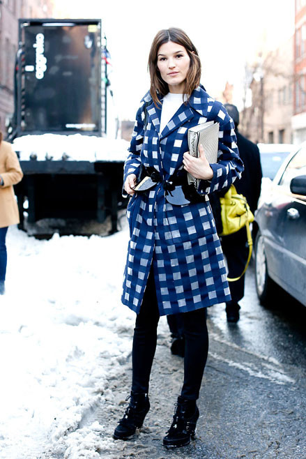 Nếu bạn chọn những đôi giày đen, jeans đen thì hãy lựa những áo khoác màu sắc để tăng độ 