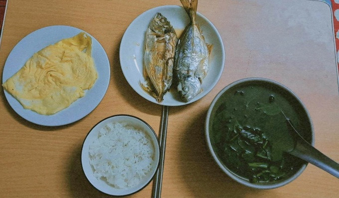Đôi khi bữa ăn của cô đơn giản với các thực phẩm từ quê nhà. (Ảnh: B. G). Đôi khi bữa ăn của cô đơn giản với các thực phẩm từ quê nhà. (Ảnh: B. G).