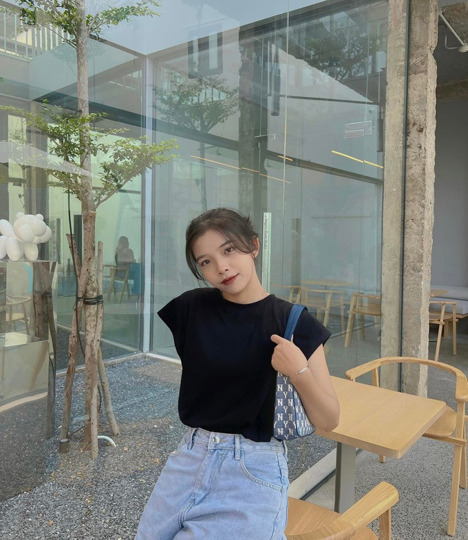 Cô gái trẻ nuôi mái tóc trong 2 năm.