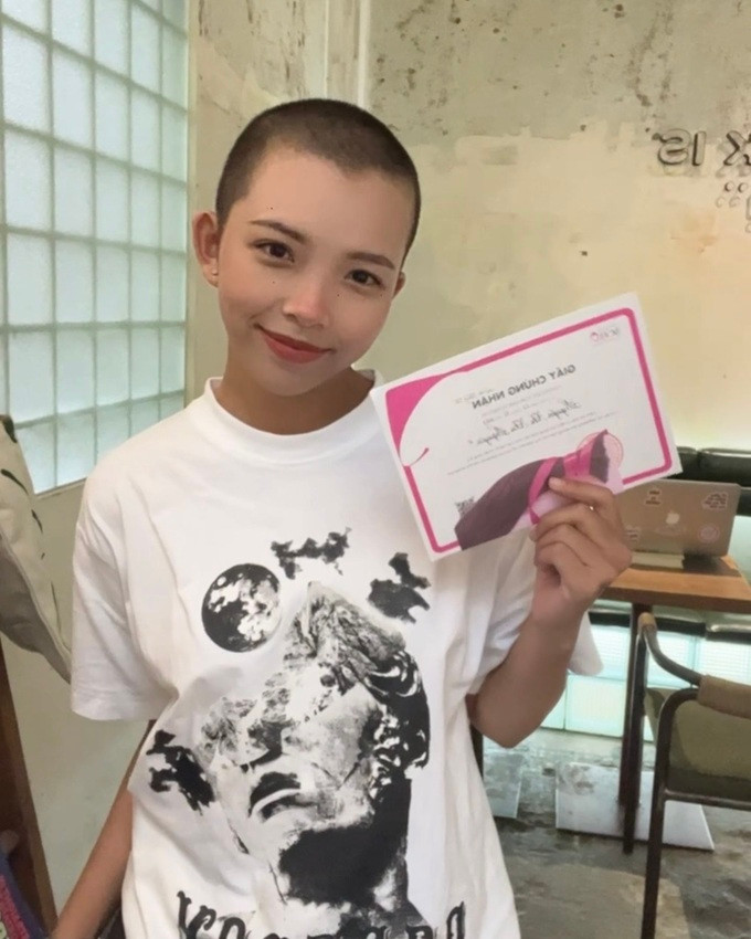 Hình ảnh tự tin của cô gái trẻ.