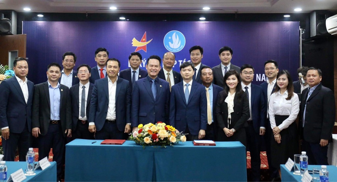 Anh Nguyễn Minh Triết, Bí thư T.Ư Đoàn, Chủ tịch T.Ư Hội SVVN (bên phải) và anh Đặng Hồng Anh, Chủ tịch Hội Doanh nhân trẻ Việt Nam. Ảnh: Bảo Anh Anh Nguyễn Minh Triết, Bí thư T.Ư Đoàn, Chủ tịch T.Ư Hội SVVN (bên phải) và anh Đặng Hồng Anh, Chủ tịch Hội Doanh nhân trẻ Việt Nam. Ảnh: Bảo Anh