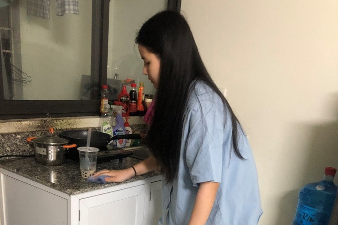 Bạn cùng phòng thiếu ý thức, khiến Thủy thường xuyên phải dọn dẹp phòng. - Ảnh: Nguyễn Hồng Ngọc Bạn cùng phòng thiếu ý thức, khiến Thủy thường xuyên phải dọn dẹp phòng. - Ảnh: Nguyễn Hồng Ngọc