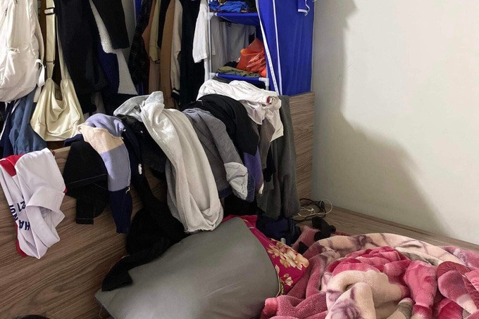 Khi thành giường trở thành giá treo đồ. - Ảnh: Nguyễn Hồng Ngọc Khi thành giường trở thành giá treo đồ. - Ảnh: Nguyễn Hồng Ngọc