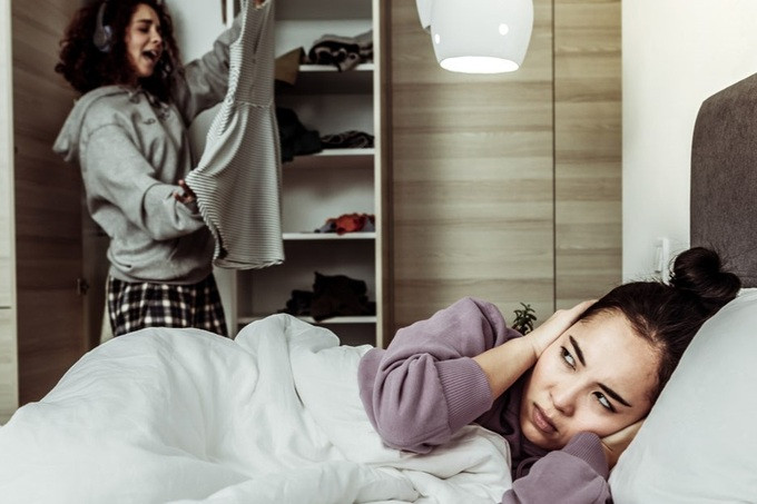 Cảm thấy phiền phức vì những người hay buôn chuyện. - Ảnh minh họa: Dubizzle Cảm thấy phiền phức vì những người hay buôn chuyện. - Ảnh minh họa: Dubizzle