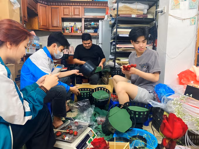 Nhân viên một cửa hàng hoa tất bật chuẩn bị cho dịp lễ 8/3. (Ảnh: Hải Thành). Nhân viên một cửa hàng hoa tất bật chuẩn bị cho dịp lễ 8/3. (Ảnh: Hải Thành).