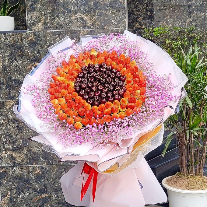 Một bó hoa với hai nguyên liệu chính dâu tây và cherry. (Ảnh: Hải Thành).