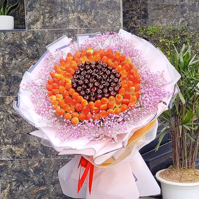 Một bó hoa với hai nguyên liệu chính dâu tây và cherry. (Ảnh: Hải Thành). Một bó hoa với hai nguyên liệu chính dâu tây và cherry. (Ảnh: Hải Thành).