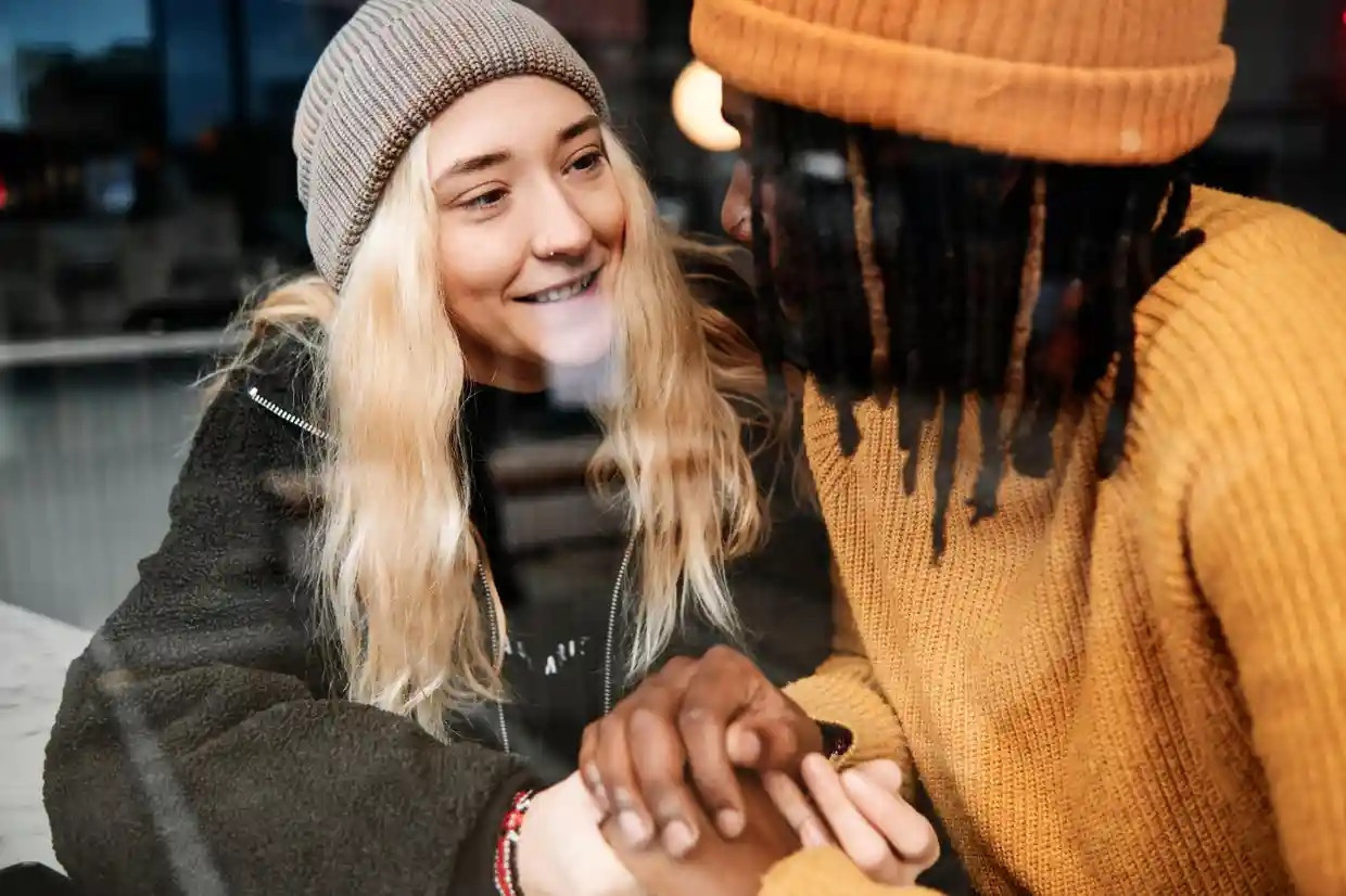 Theo các chuyên gia hẹn hò, việc nói chuyện một cách tự nhiên, xem hai bên có hợp nhau ở những câu đùa mới là điều nên thực hiện khi mới làm quen. Ảnh: The Guardian.