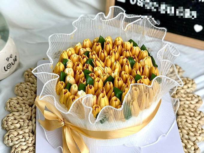 Chiếc bánh kem hình lẵng hoa có tạo hình độc đáo.