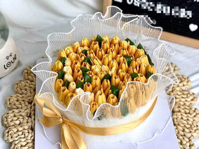 Chiếc bánh kem hình lẵng hoa có tạo hình độc đáo. Chiếc bánh kem hình lẵng hoa có tạo hình độc đáo.