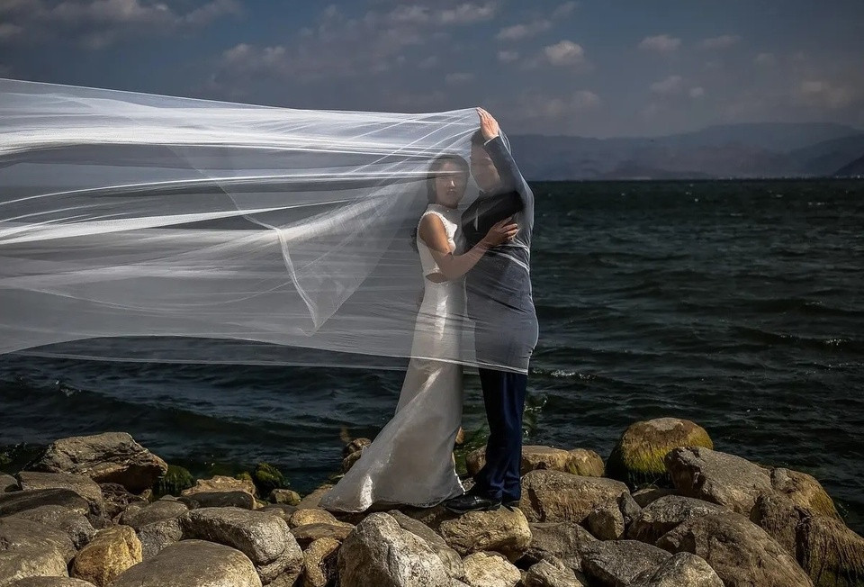 Sau khi cứu cô gái, chú rể thay quần áo khô và tiếp tục chụp hình.