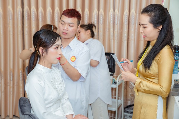 Chuyên viên trang điểm Trương Quốc Bảo thể hiện khả năng tại cuộc thi "Bàn tay vàng" (Ảnh: Y.H). Chuyên viên trang điểm Trương Quốc Bảo thể hiện khả năng tại cuộc thi "Bàn tay vàng" (Ảnh: Y.H).