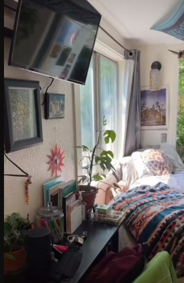 Không gian chật hẹp bên trong nơi ở của Aniah. Ảnh: Daily Mail Không gian chật hẹp bên trong nơi ở của Aniah. Ảnh: Daily Mail