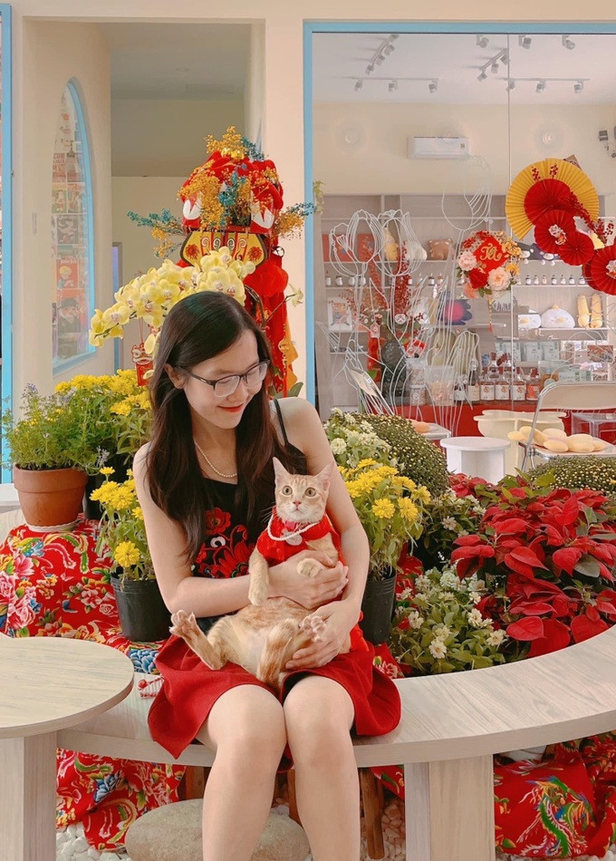 Tường Minh đang bán quần áo cùng với nhận ít quảng cáo để duy trì kinh tế chăm sóc các bé mèo hoang (Ảnh: NVCC). Tường Minh đang bán quần áo cùng với nhận ít quảng cáo để duy trì kinh tế chăm sóc các bé mèo hoang (Ảnh: NVCC).