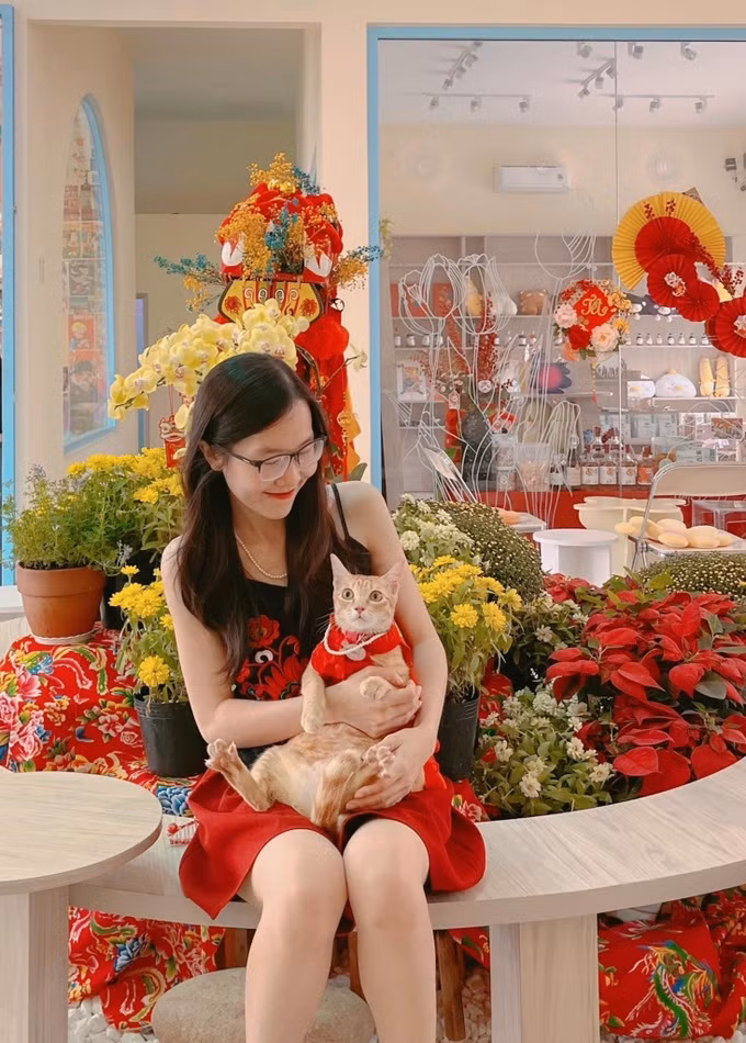 Tường Minh đang bán quần áo cùng với nhận ít quảng cáo để duy trì kinh tế chăm sóc các bé mèo hoang (Ảnh: NVCC).
