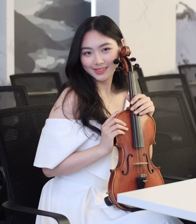 Trà My bứt phá trong việc học tiếng Anh qua đam mê học đàn violin (Ảnh: H.H). Trà My bứt phá trong việc học tiếng Anh qua đam mê học đàn violin (Ảnh: H.H).