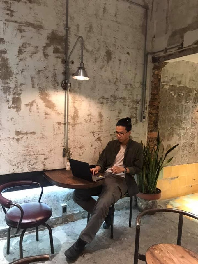 Anh Minh Hiền thường xuyên dành cả đêm ở quán cà phê để giải quyết công việc (Ảnh: NVCC). Anh Minh Hiền thường xuyên dành cả đêm ở quán cà phê để giải quyết công việc (Ảnh: NVCC).