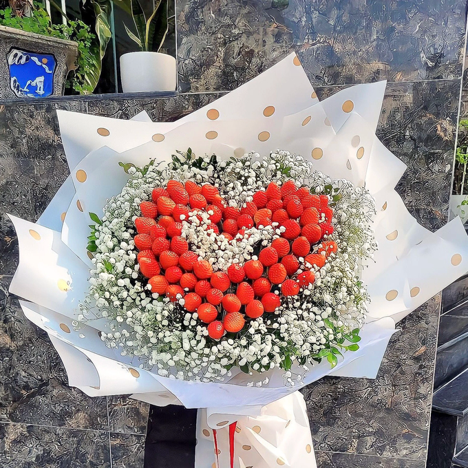 Bó "hoa ăn được" có hình dáng như bó hoa truyền thống nhưng thành phần chủ đạo là trái cây.