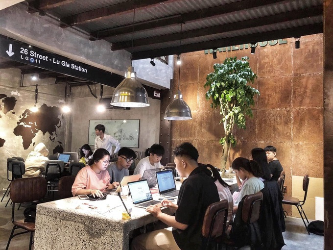 Các quán cà phê cũng bày ghế nệm mềm, wifi mạnh, nhiều ổ điện... để phục vụ dân "ngủ ngày cày đêm (Ảnh minh họa: Garage coffee). Các quán cà phê cũng bày ghế nệm mềm, wifi mạnh, nhiều ổ điện... để phục vụ dân "ngủ ngày cày đêm (Ảnh minh họa: Garage coffee).