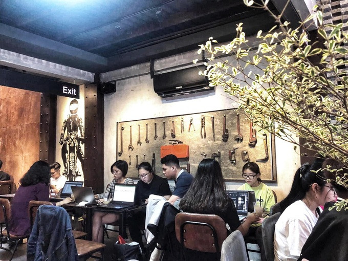 Rất nhiều bạn trẻ chọn các quán cà phê xuyên đêm làm nơi làm việc (Ảnh minh họa, nguồn garage coffee). Rất nhiều bạn trẻ chọn các quán cà phê xuyên đêm làm nơi làm việc (Ảnh minh họa, nguồn garage coffee).