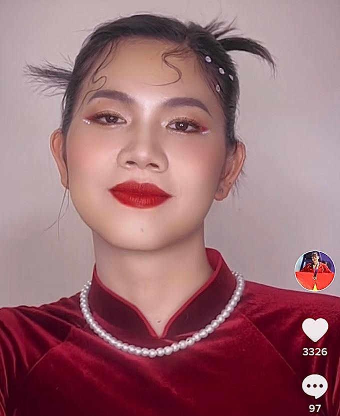 Điểm thu hút nhất cư dân mạng là nụ cười duyên dáng, nhan sắc thăng hạng của cô nàng (Ảnh: Chụp màn hình, nguồn A.V).