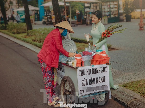 Chiều 8/3, tại khu vực đường sách Nguyễn Văn Bình và Bưu điện thành phố (quận 1), có rất đông tay máy trẻ cùng các người mẫu diện áo dài thướt tha xuống phố chụp ảnh.
