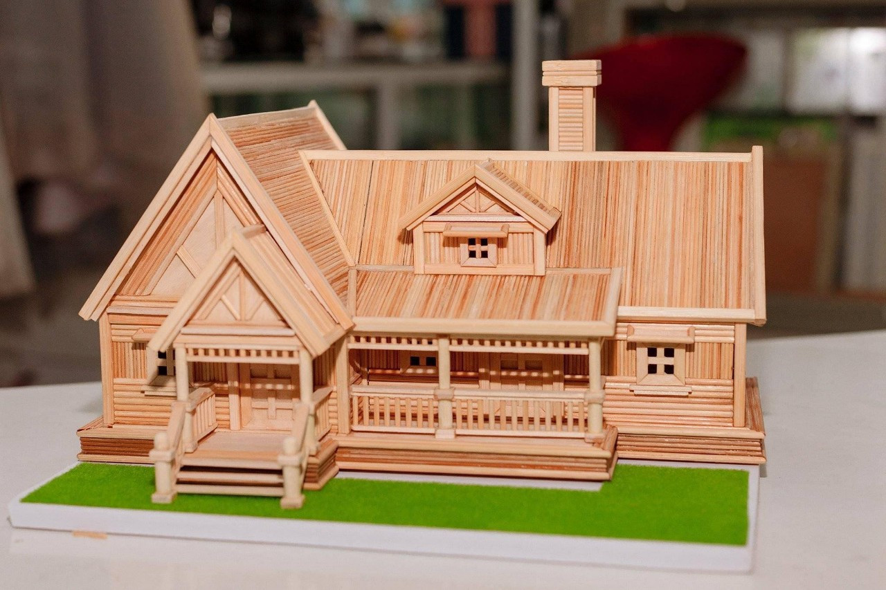 Những mô hình cối xay gió, nhà, bàn ghế, tủ... của Cường được nhiều người yêu thích. Những mô hình cối xay gió, nhà, bàn ghế, tủ... của Cường được nhiều người yêu thích.