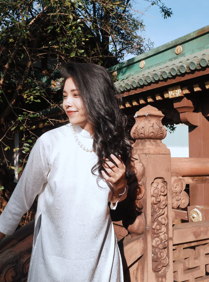 Thu Nguyên tạo xoăn giả để chụp ảnh kỉ niệm với mái tóc dài. (Ảnh: T. U).